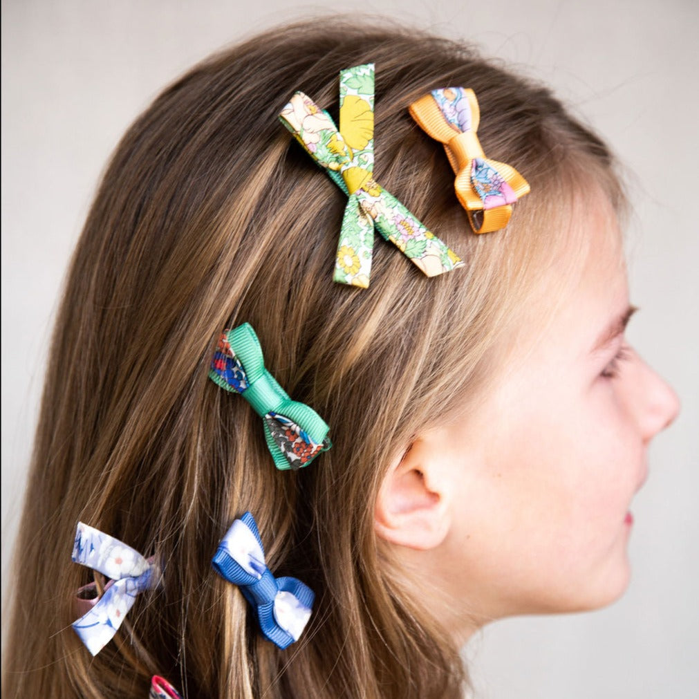 Set of 4 mini bow ties in Liberty print Meadow Song Pink - Barrettes anti-glisse fille Liberty Meadow Song Rose
