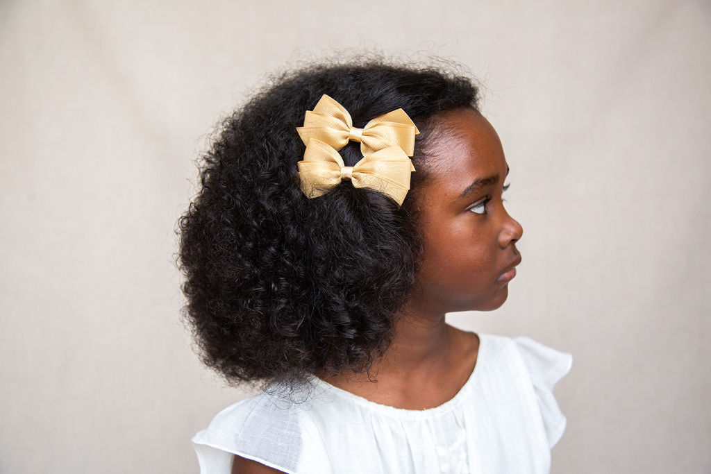 Discover our Medium Bow sparkly bow for girls in Pink. Perfect hair accessory for Christmas!