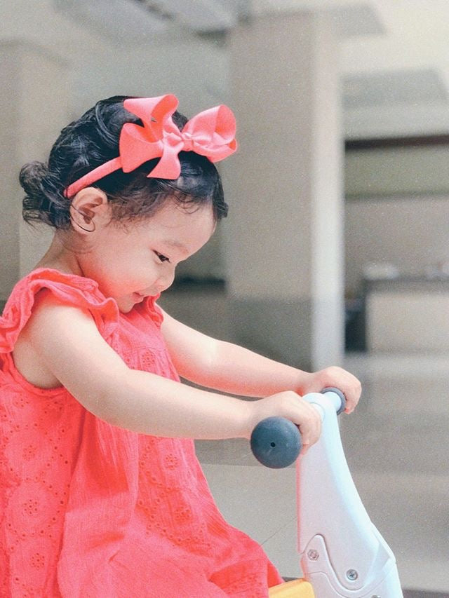 Premium Quality Bow Headband in Coral. Oeko Tex certified gros graind ribbon. Perfect to complete an outfit or to dress up